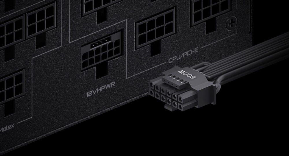 Zasilacz GIGABYTE UD1300GM PG5 Zbliżenie na gniazda zasilacza z podłączonym czarnym przewodem oznaczonym '600W' w porcie opisanym jako '12VHPWR', standardy, kabel 16-pinowy