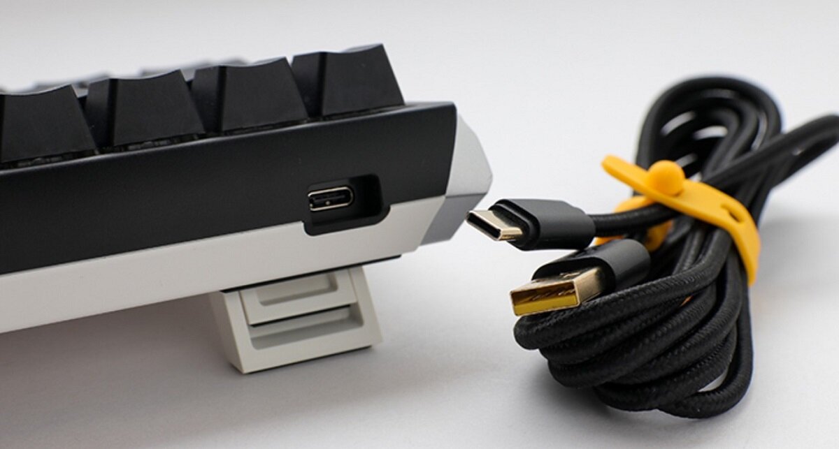 Klawiatura DUCKY One 3 SF Classic Cherry MX Minimalistyczna elegancja Niezawodność funkcjonalność Nakładki PBT szybkie działanie wydajność Odporność Autentyczna akustyka Odłączany port USB Design