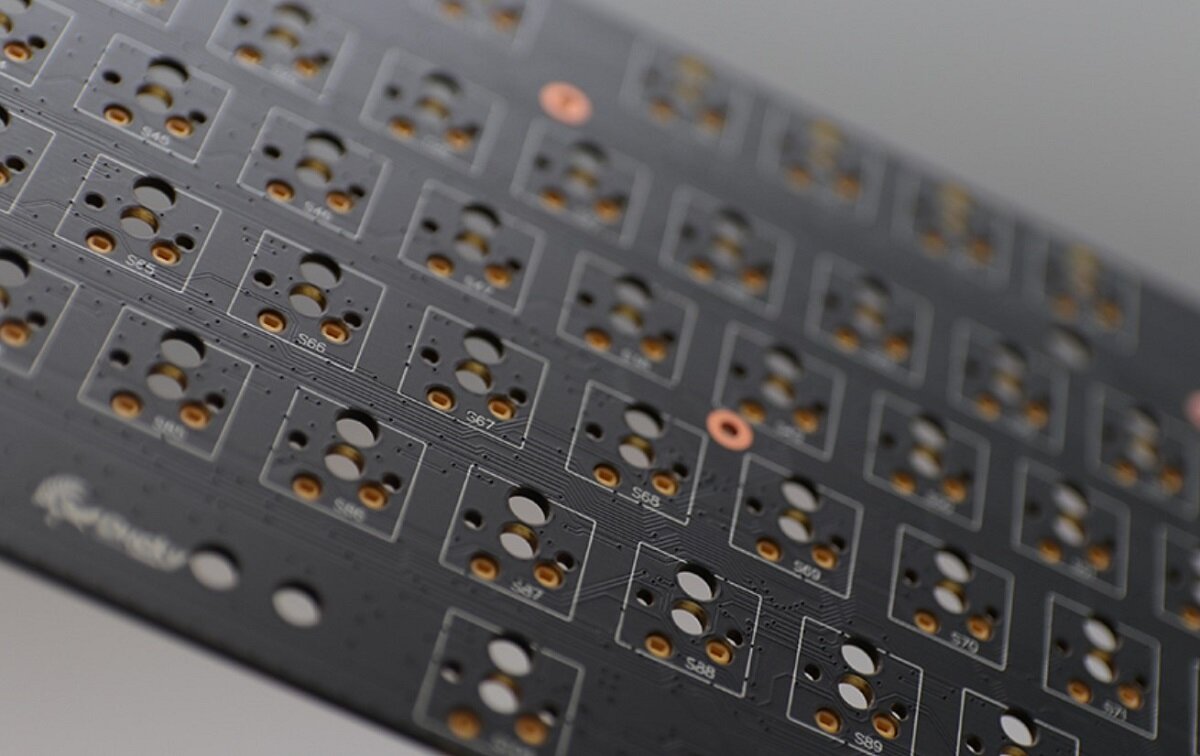 Klawiatura DUCKY One 3 SF Classic Cherry MX Minimalistyczna elegancja Niezawodność funkcjonalność Nakładki PBT szybkie działanie wydajność Odporność Autentyczna akustyka Odłączany port USB Design