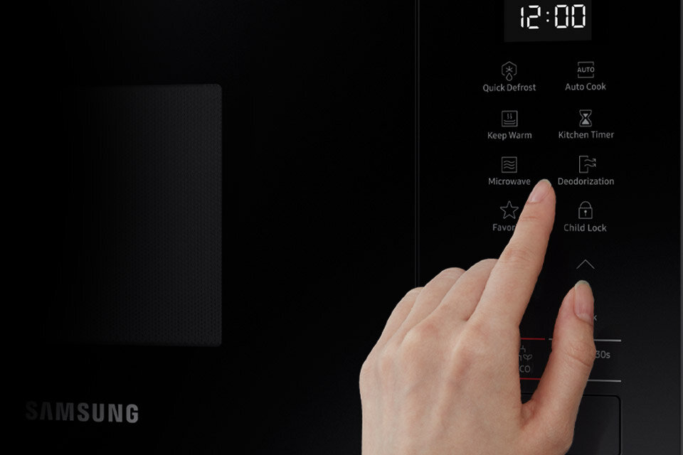 Zbliżenie na intuicyjny w obsłudze panel sterowania kuchenki mikrofalowej Samsung MS22M8254AT, którą możesz kupić w Media Expert Zbliżenie na intuicyjny w obsłudze panel sterowania kuchenki mikrofalowej Samsung MS22M8254AT, którą możesz kupić w Media Expert