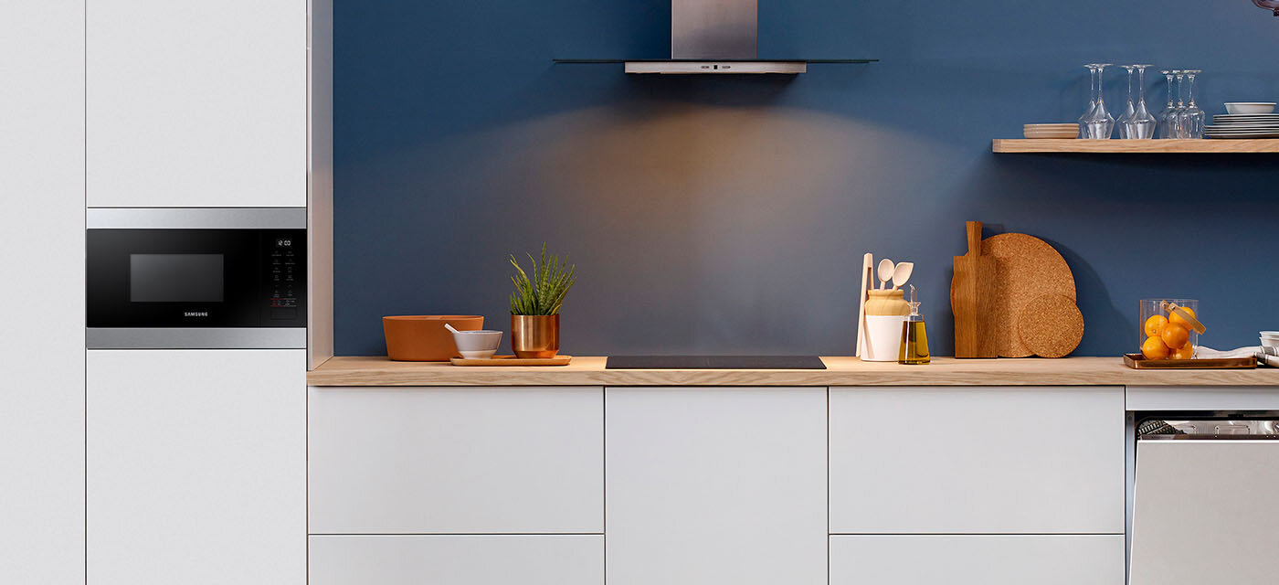 Harmonijnie urządzona kuchnia, w której funkcjonuje mikrofalówka Samsung MG22M8254AT