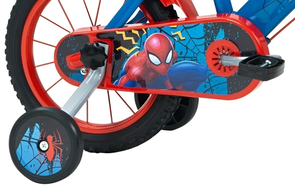 Rower dziecięcy HUFFY Spider-Man 16 cali dla chłopca Niebiesko-czerwony zbliżenie na kółka boczne i osłonę łańcucha zdjęcie na białym tle boczne kółka asekurują dziecko w początkowej fazie nauki boczne kółka można łatwo usunąć osłona łańcucha kolorowa grafika zabezpiecza łańcuch przed brudem