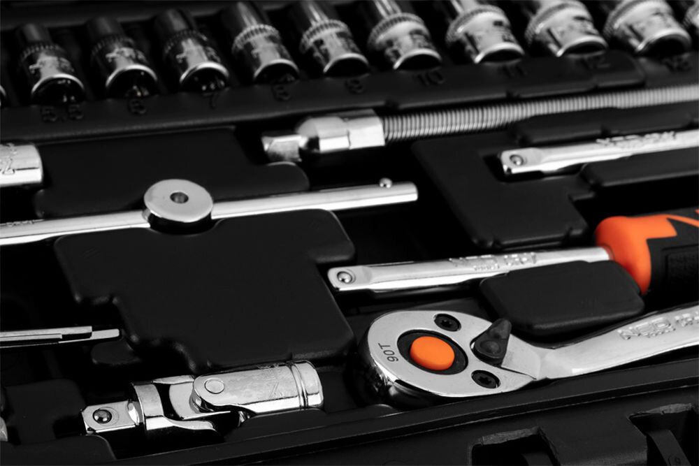 Klucze nasadowe NEO TOOLS 10-004 (46 elementów) 46 precyzyjnie wykonanych narzędzi wysoka jakość stali chromowo-wanadowej duża wytrzymałość odporność na korozję profesjonaliści trudne warunki warsztatowe