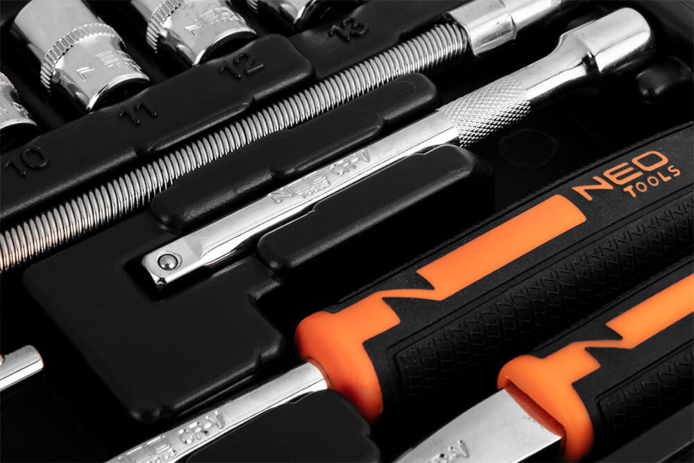 Klucze nasadowe NEO TOOLS 10-004 (46 elementów) praktyczne akcesoria wygodna skuteczna praca przedłużki o długościach 50 i 100 mm łatwiejszy dostęp do śrub elastyczna przedłużka 150 mm uniwersalny przegub 1/4 obracanie narzędzi pod różnymi kątami