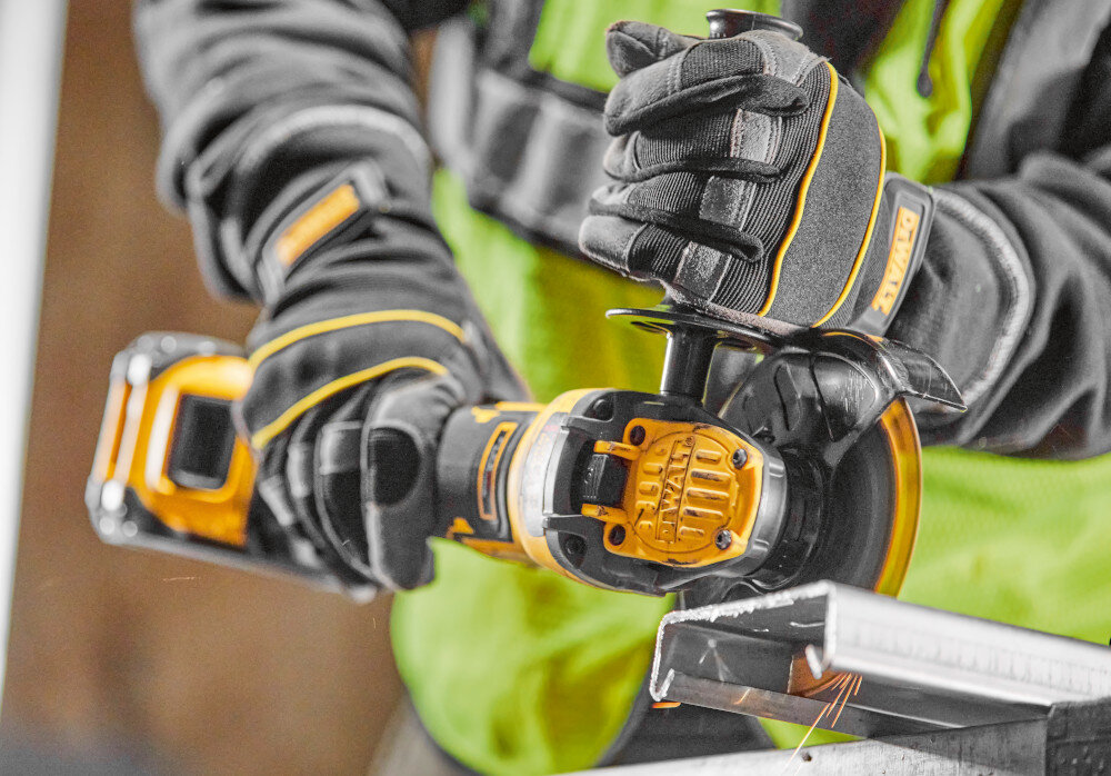 Szlifierka kątowa DEWALT DCG409H2T osoba używa szlifierki tnie metalowy element kontrola w każdej sytuacji wszechstronność zastosowań mobilność zasilane akumulatorowe