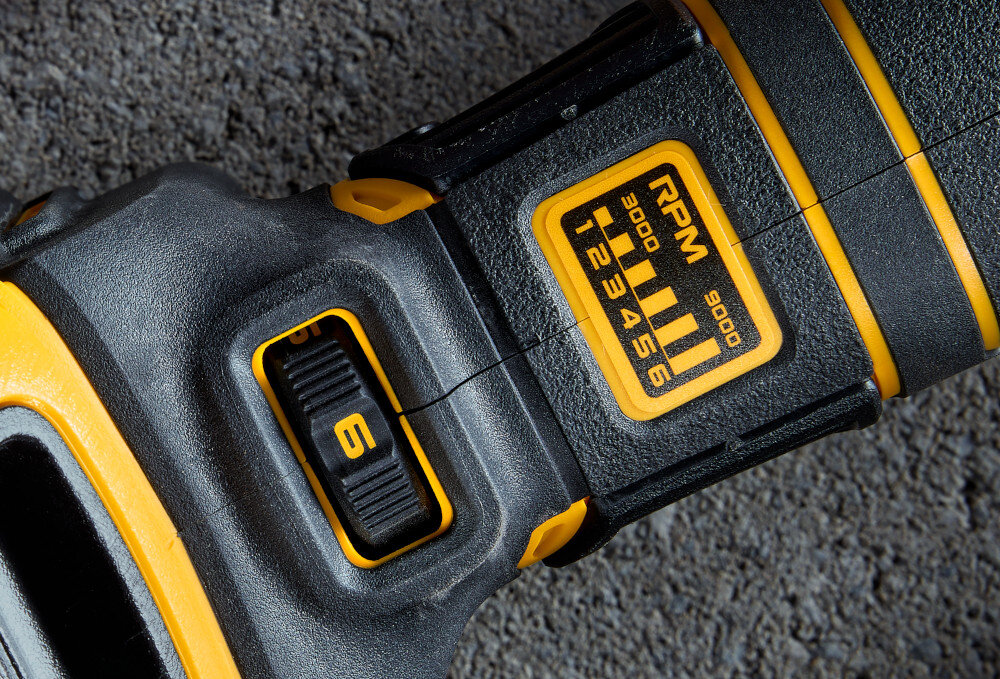 Szlifierka kątowa DEWALT DCG409H2T zbliżenie na pokrętło do ustawienia prędkości bezszczotkowy silnik prądu stałego mniejszym zużyciem i większą sprawnością energetyczną brak szczotek mniej przestojów serwisowych dłuższy czas eksploatacji 6 ustawień prędkości w zakresie od 3000 do 9000 obr./min system łagodnego rozruchu Soft Start płynne uruchamianie maszyny
