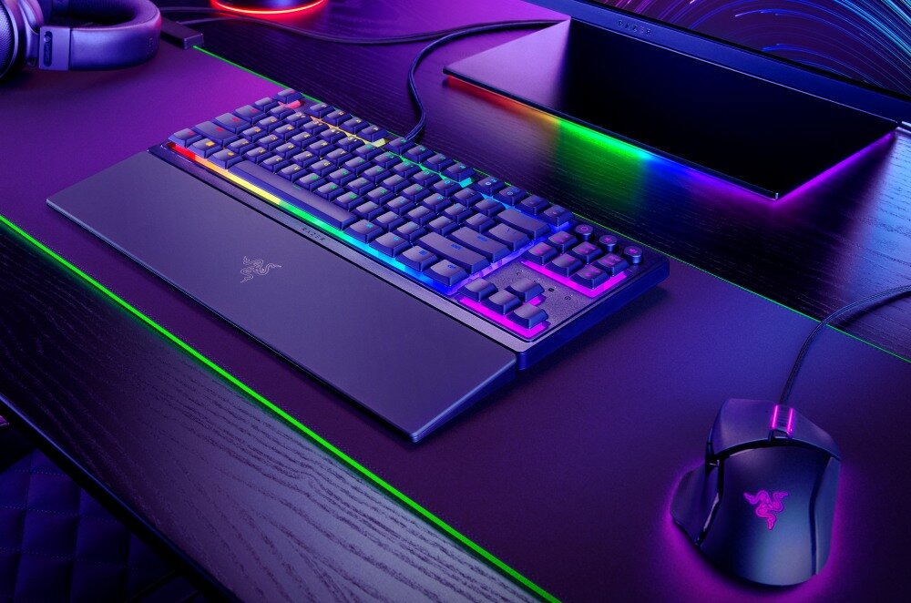 Klawiatura RAZER Ornata razer ornata v3 klawiatura bez klawiatury numerycznej chroma rgb mecha-membrane razer podpórka pod nadgarstki niskoprofilowa ergonomiczność konfigurowalne oświetlenie magnetyczna podkładka na nadgarstki 8 stref oświetlenia rgb
