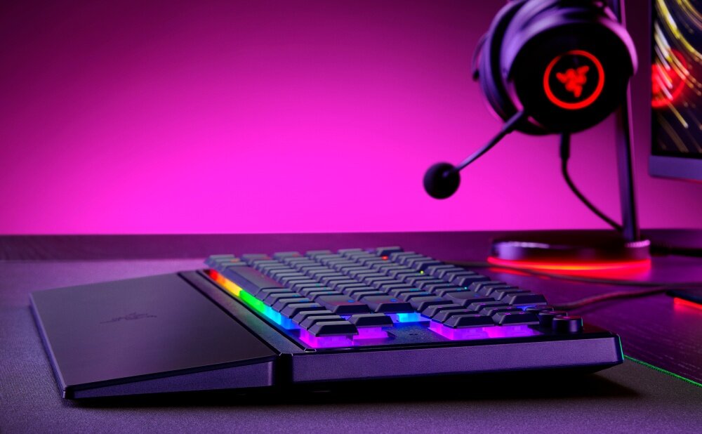 Klawiatura RAZER Ornata razer ornata v3 klawiatura bez klawiatury numerycznej chroma rgb mecha-membrane razer podpórka pod nadgarstki niskoprofilowa ergonomiczność konfigurowalne oświetlenie magnetyczna podkładka na nadgarstki 8 stref oświetlenia rgb