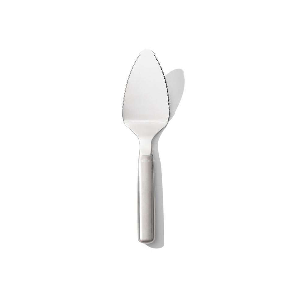 Na obrazie widoczna jest metalowa łopatka do ciasta z ząbkowanym ostrzem. Produkt ma prosty, elegancki design i jednolitą, srebrną kolorystykę.