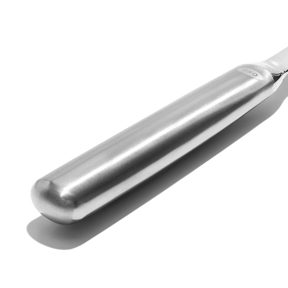 Zdjęcie przedstawia metalowy uchwyt łyżki z widocznym logo \'oxo\'.