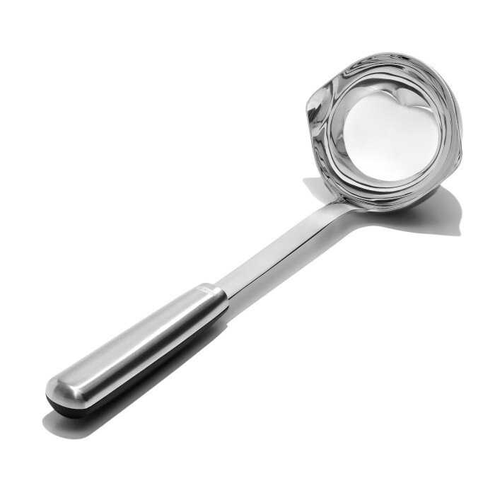 Na obrazie widoczna jest metalowa chochelka z długą rączką i okrągłą miseczką. Produkt wykonany jest ze stali nierdzewnej.