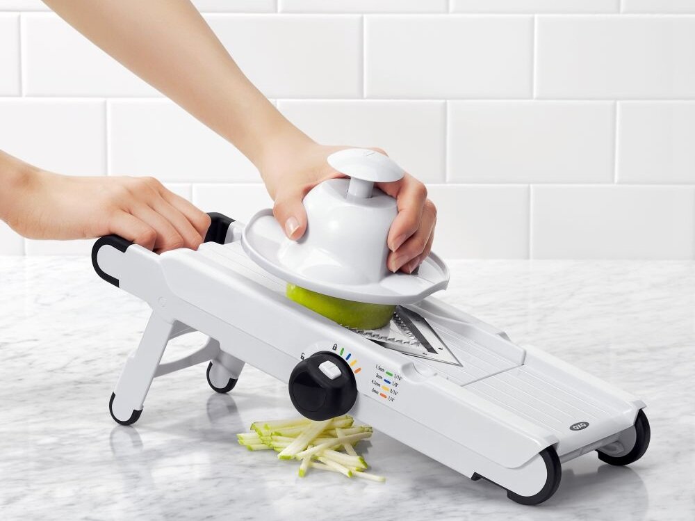 Krajalnica do warzyw OXO O-1155700 Good Grips V-blade pomocnik w krojeniu, 4 nakładki w zestawie, pokrętło regulacji grubości