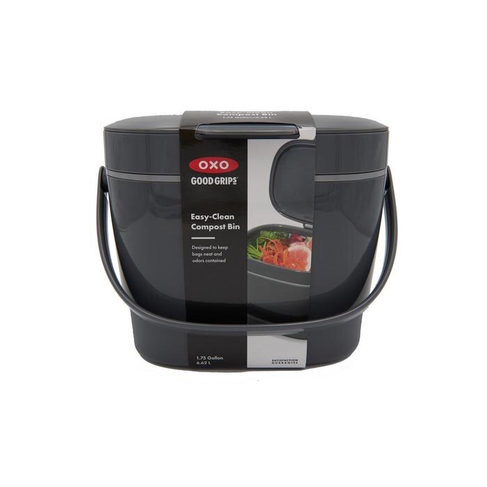 Szary kompostownik z uchwytem, na którym widnieje logo \'OXO GOOD GRIPS\'. Na etykiecie napisano: \'Easy-Clean Compost Bin. Designed to keep bags neat and odors contained. 1.75 Gallon 6.62 L\'.