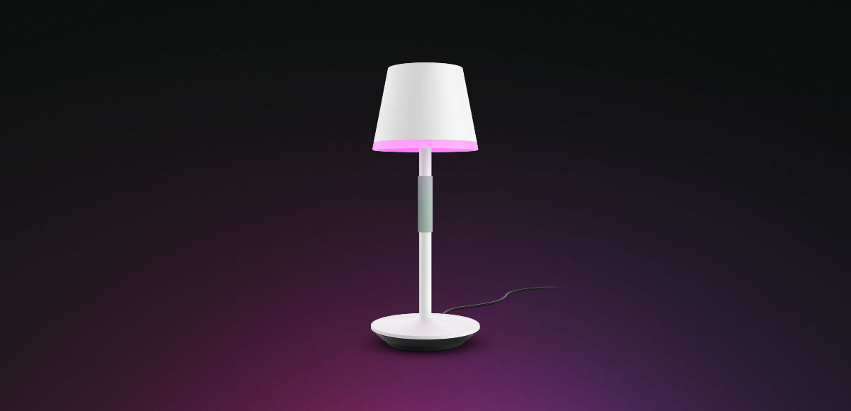Lampa stołowa PHILIPS HUE 929003128401 Biały, zestaw, kabel, lampa, zawartość, opakowanie, na czarno purpurowym tle lampa w kolorze czarnym, włączona