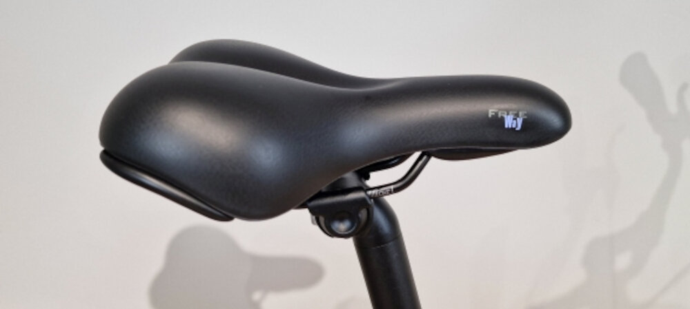 Rower trekkingowy KETTLER Traveller 1.0 D18 28 cali damski Niebieski siodełko marki SELLE ROYAL typu Freeway Lady ergonomiczna konstrukcja dopasowuje się do kształtu ciała równomierny rozkład nacisku nie odkształca sie boczne osłony kierownica stalowa trwała wspornik regulowany antyposlizgowy materiał na manetkach