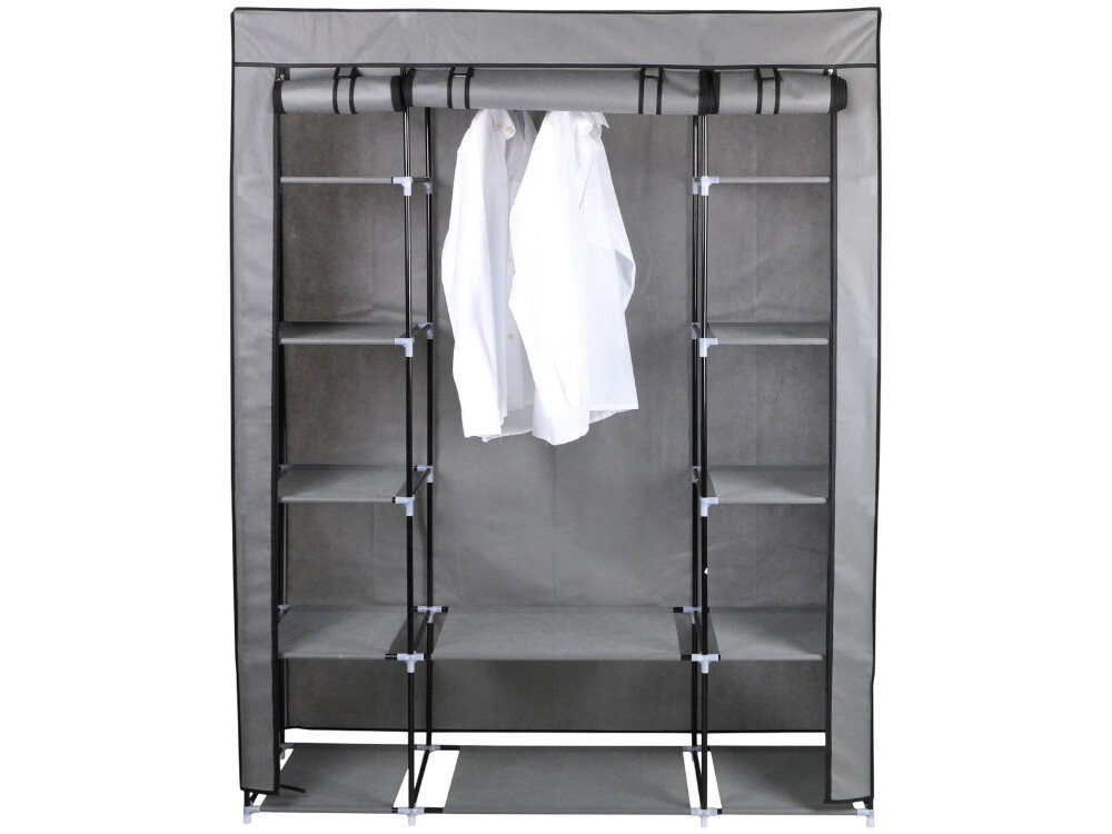 Ciemnoszara szafa tekstylna z metalowym stelażem, posiada kilka półek i miejsce na wieszaki z ubraniami. Na wieszaku wiszą dwie białe koszule.