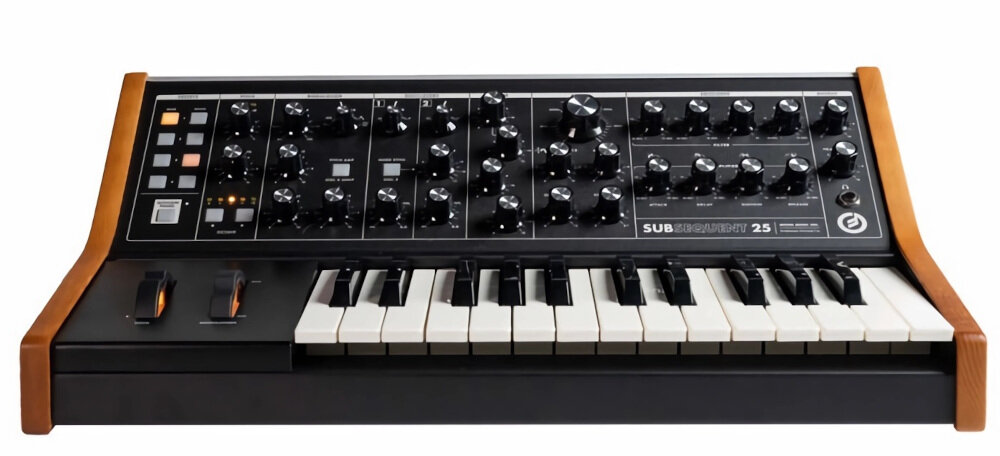 Syntezator MOOG SUBsequent 25 - Analogowy syntezator, syntezator pokazany od przodu