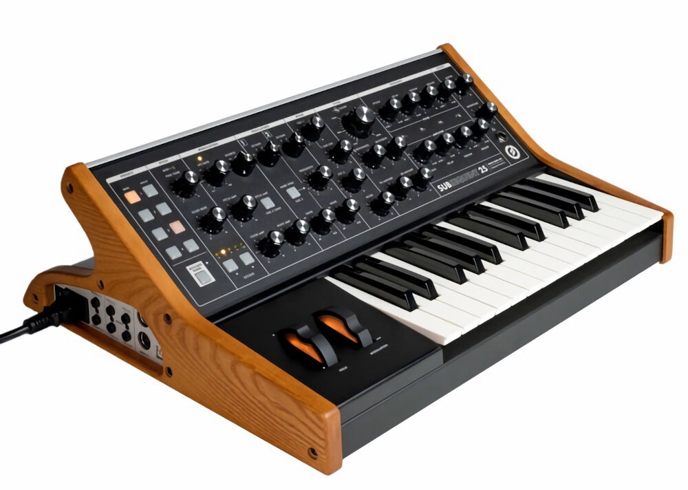 Syntezator MOOG SUBsequent 25 - Dobre dopasowane brzmienie, syntezator pokazany po skosie