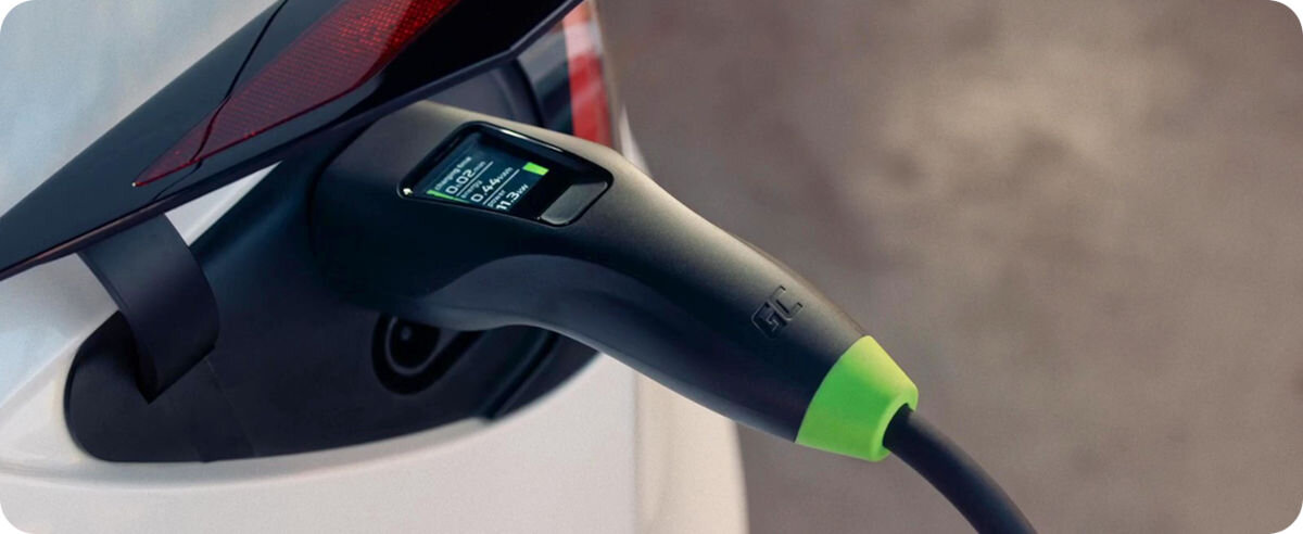 Ładowarka do samochodu elektrycznego GREENCELL Habu EVGC01 11kW, port, odblokowanie, dioda, LED, ładowarka wpięta do auta, pokazany wyświetlacz led