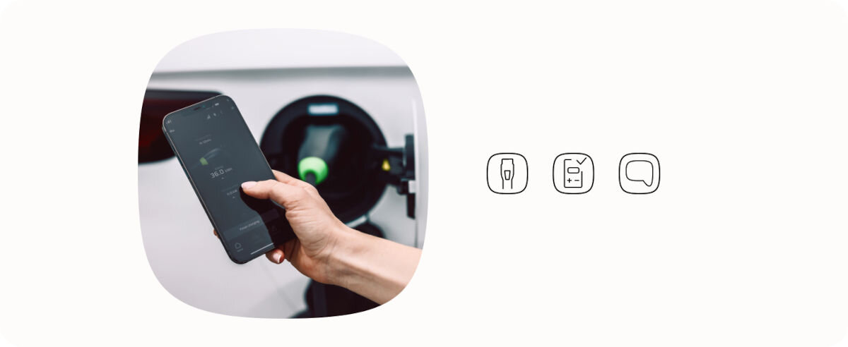Ładowarka do samochodu elektrycznego GREENCELL Habu EVGC01 11kW, na białym tle aplikacja nasmartfonie, w tle auto ładowane przez ładowarkę