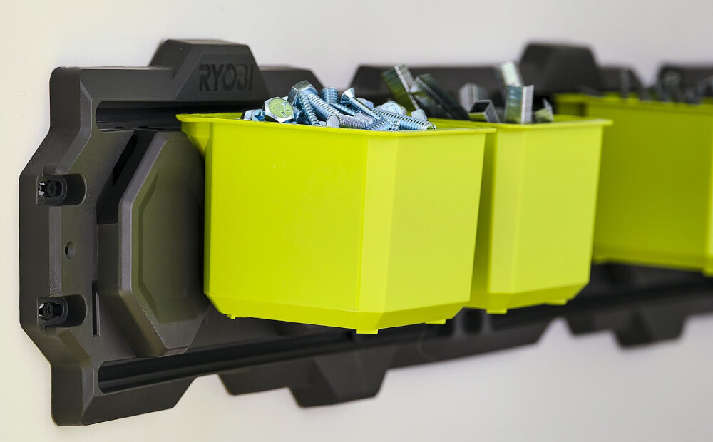 Pojemnik na akcesoria RYOBI RSL813 pomieszczenie ściana pojemnik umieszczony na szybie wypełniony akcesoriami miejsce na akcesoria organizacja przestrzeni przechowywanie