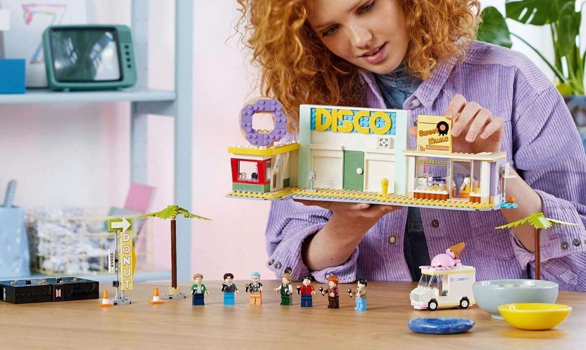 LEGO IDEAS BTS Dynamite 21339 dziecko kreatywność zabawa nauka rozwój klocki figurki minifigurki jakość tradycja konstrukcja nauka wyobraźnia role jakość bezpieczeństwo wyobraźnia budowanie pasja hobby funkcje instrukcja aplikacja LEGO Builder