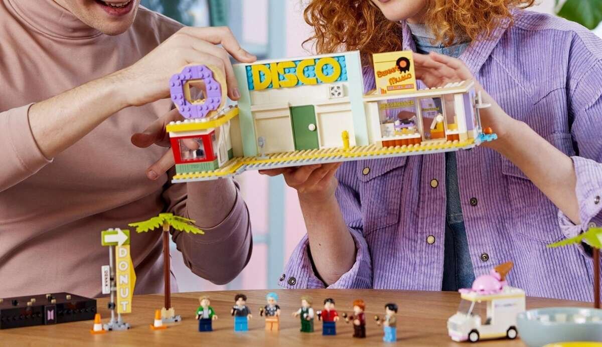 LEGO IDEAS BTS Dynamite 21339 dziecko kreatywność zabawa nauka rozwój klocki figurki minifigurki jakość tradycja konstrukcja nauka wyobraźnia role jakość bezpieczeństwo wyobraźnia budowanie pasja hobby funkcje instrukcja aplikacja LEGO Builder