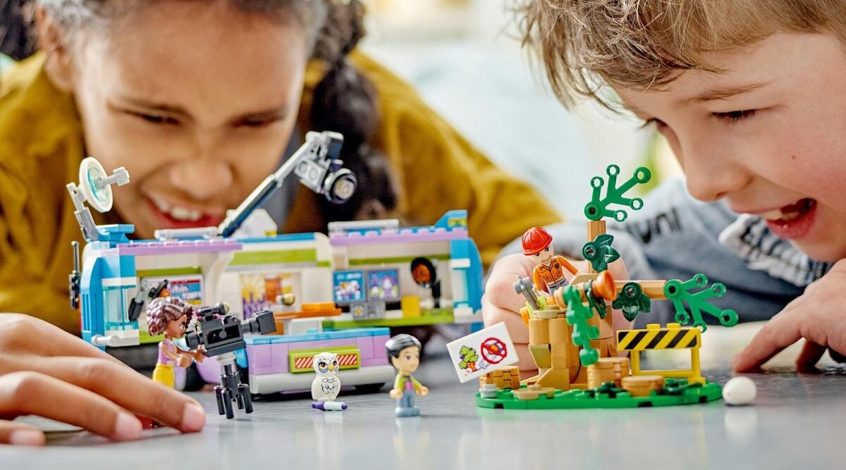 LEGO Friends Reporterska furgonetka 41749 dziecko kreatywność zabawa nauka rozwój klocki figurki minifigurki jakość tradycja konstrukcja nauka wyobraźnia role jakość bezpieczeństwo wyobraźnia budowanie pasja hobby funkcje instrukcja aplikacja LEGO Builder