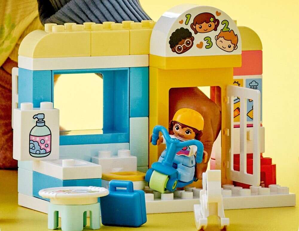 LEGO DUPLO Dzień z życia w żłobku 10992 klocki elementy zabawa łączenie figurki akcesoria figurka zestaw