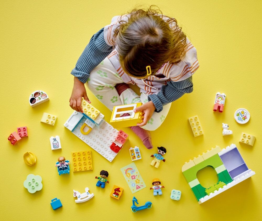 LEGO DUPLO Dzień z życia w żłobku 10992 klocki elementy zabawa łączenie figurki akcesoria figurka zestaw