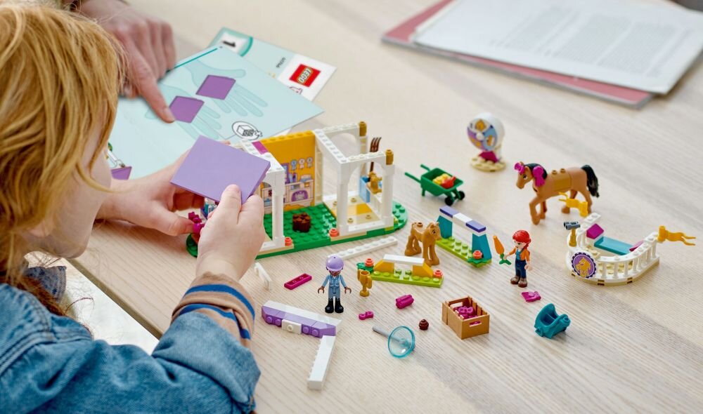 LEGO Friends Szkolenie koni 41746 klocki elementy zabawa łączenie figurki akcesoria figurka zestaw