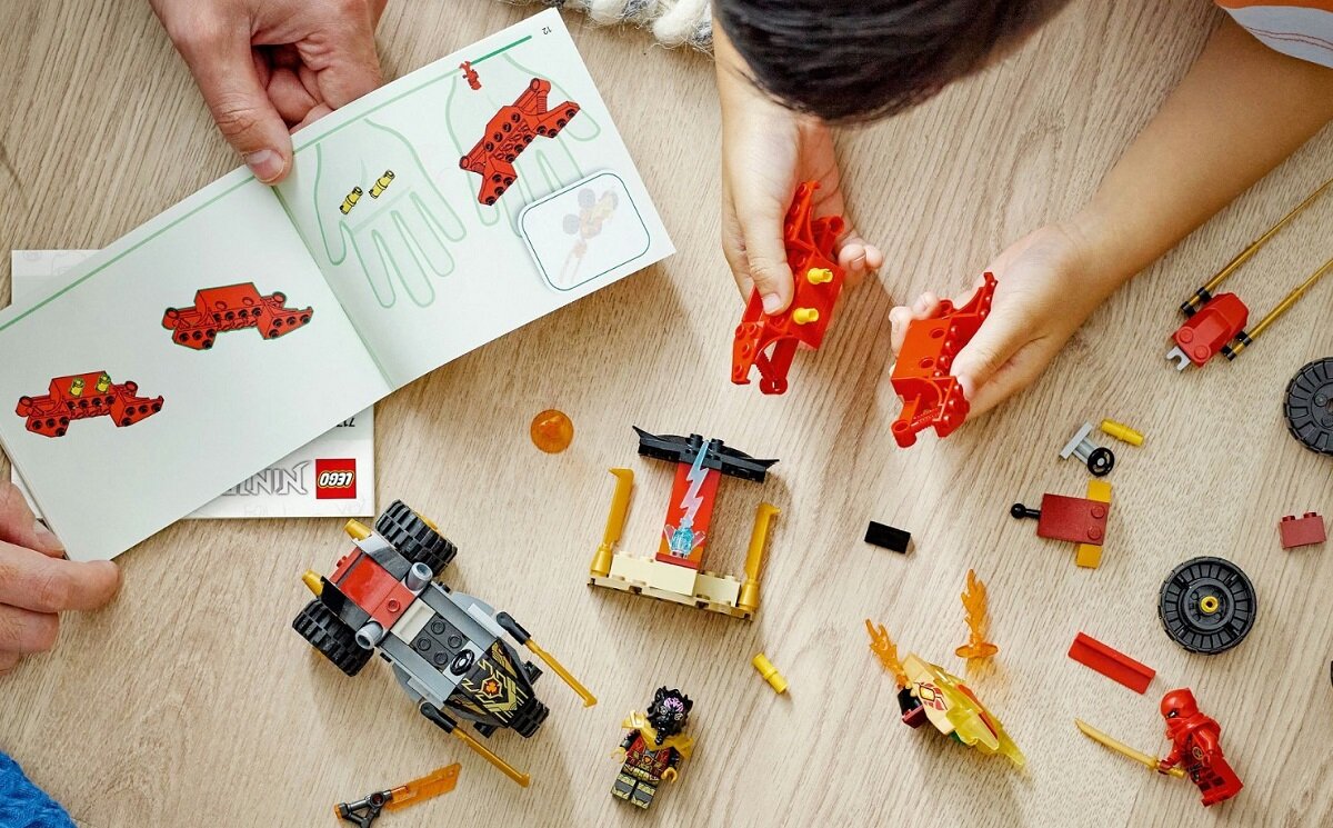 LEGO NINJAGO Bitwa samochodowo-motocyklowa między Kaiem a Rasem 71789 dziecko kreatywność zabawa nauka rozwój klocki figurki minifigurki jakość tradycja konstrukcja nauka wyobraźnia role jakość bezpieczeństwo wyobraźnia budowanie pasja hobby funkcje instrukcja aplikacja LEGO Builder