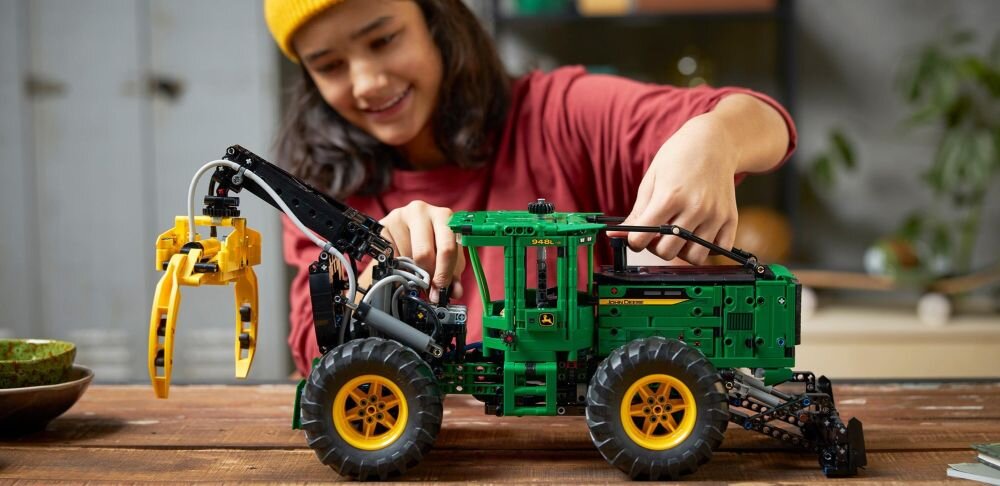 LEGO Technic Ciągnik zrywkowy John Deere 948L-II 42157  klocki elementy zabawa łączenie figurki akcesoria figurka zestaw 