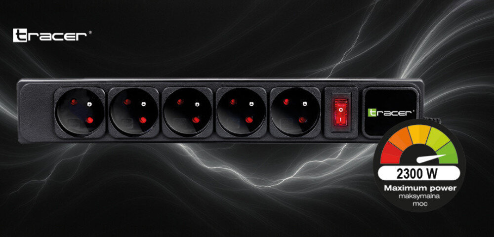 Czarna listwa zasilająca z pięcioma gniazdami i czerwonym włącznikiem. Widoczne logo \'tracer\' oraz wskaźnik mocy \'2300 W Maximum power maksymalna moc\'.