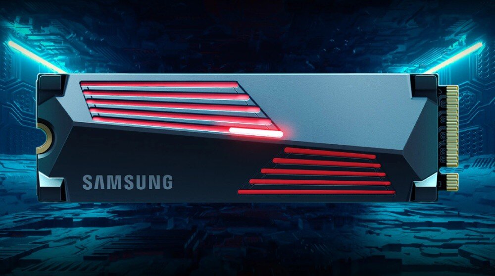 Obraz przedstawia dysk SSD z radiatorem, z widocznym logo \'SAMSUNG\' oraz czerwonymi elementami świetlnymi na obudowie. Tło jest futurystyczne, z niebieskimi i czarnymi elementami przypominającymi układy elektroniczne.
