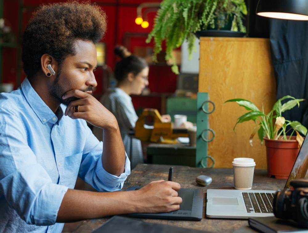 Słuchawki douszne JBL Live Flex brzmienie przetworniki personalizacja muzyka redukcja szumu czas pracy czas działania jakość obudowa wytrzymałość aplikacja połączenie wielopunktowe szybkie parowanie zestaw