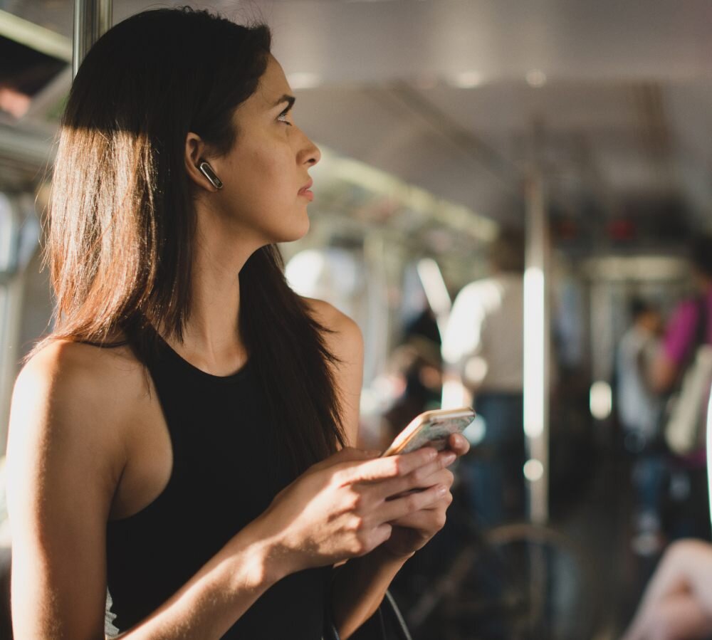 Słuchawki douszne JBL Live Flex brzmienie przetworniki personalizacja muzyka redukcja szumu czas pracy czas działania jakość obudowa wytrzymałość aplikacja połączenie wielopunktowe szybkie parowanie zestaw