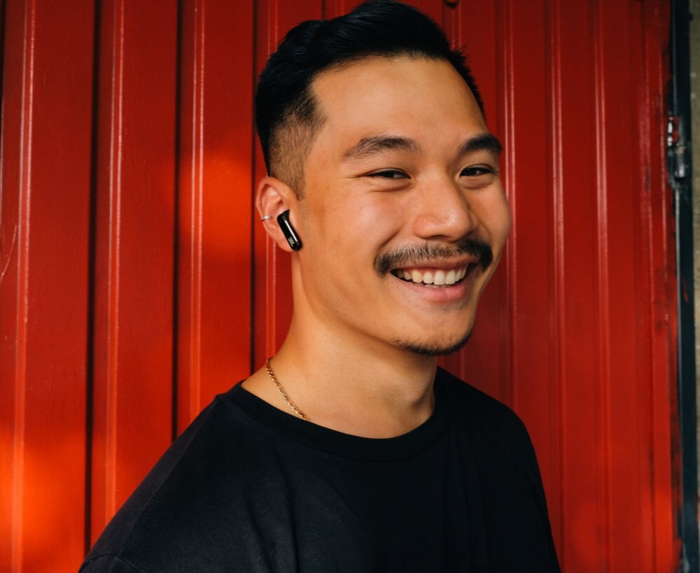 Słuchawki douszne JBL Live Flex brzmienie przetworniki personalizacja muzyka redukcja szumu czas pracy czas działania jakość obudowa wytrzymałość aplikacja połączenie wielopunktowe szybkie parowanie zestaw