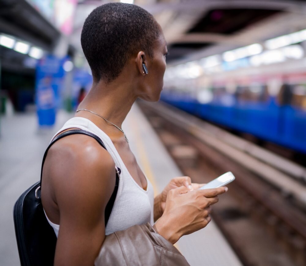 Słuchawki douszne JBL Live Flex brzmienie przetworniki personalizacja muzyka redukcja szumu czas pracy czas działania jakość obudowa wytrzymałość aplikacja połączenie wielopunktowe szybkie parowanie zestaw