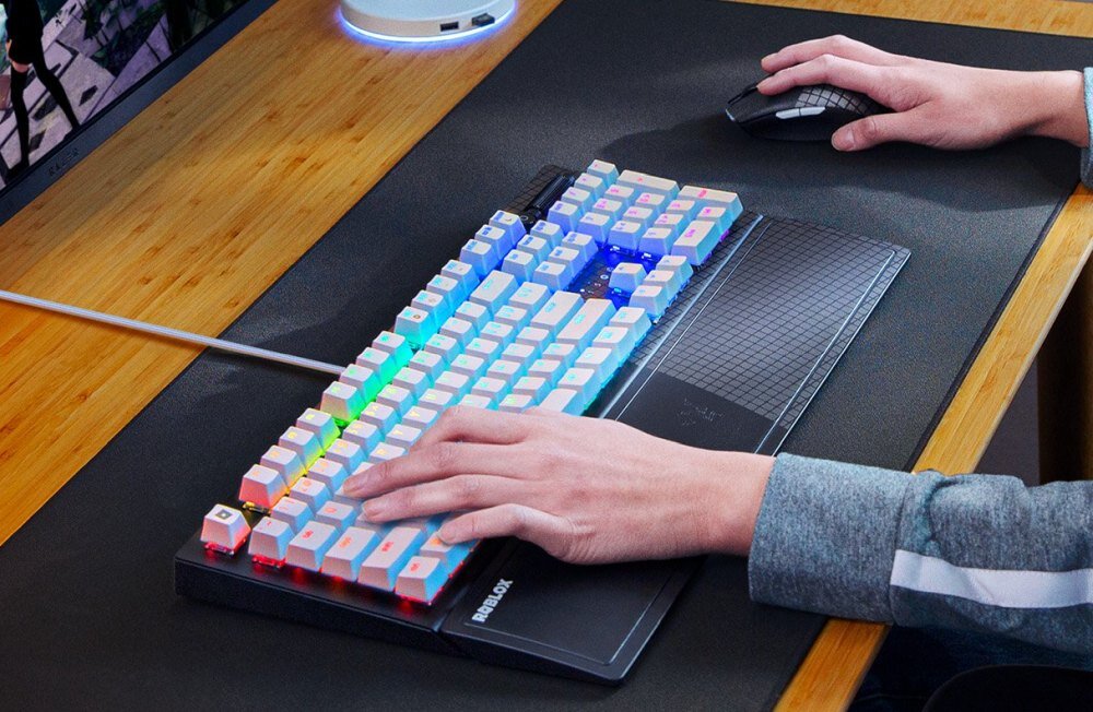 Klawiatura RAZER BlackWidow V3 Roblox klawiatura skan klawisze przewodowa podświetlenie RGB odporność klawisze hybrydowa pamięć profile uniwersalność funkcjonalność podkładka