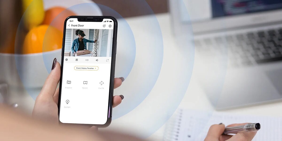 Kamera IMOU Cruiser SE 2MP Zewnętrzna, Wi-Fi, ruch, rozróżniać, poruszający, obiekt, w dłoni trzymany smartfon i aplikacja IMOU