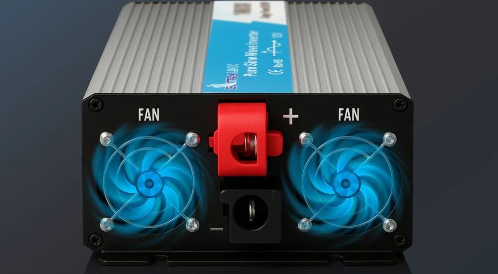 Przetwornica EXTRALINK 12V na 230 2000W/4000W czysty sinus mobilne zastosowania, przetwornica od tyłu na ciemnym tle