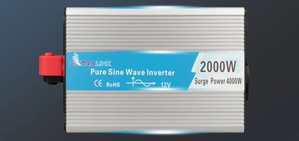Przetwornica EXTRALINK 12V na 230 2000W/4000W moc szczytowa i port USB. przetwornica od góry na ciemnym tle
