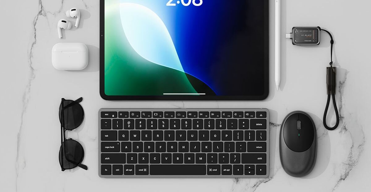 SATECHI Slim X1 - klawiatura od góry, obok mysz, okulary, tablet