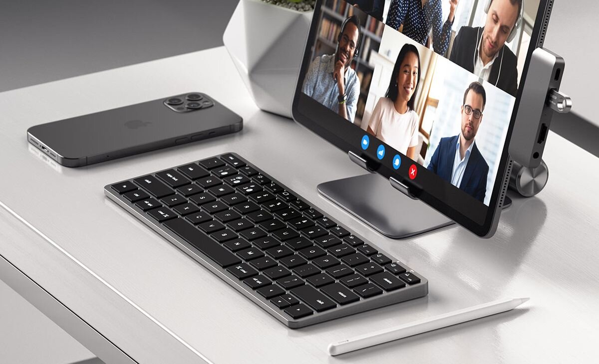 SATECHI Slim X1 technologia Bluetooth 5.0 jednoczesne sparowanie z kilkoma sprzętami - klawiatura na blacie, obok telefon i długopis