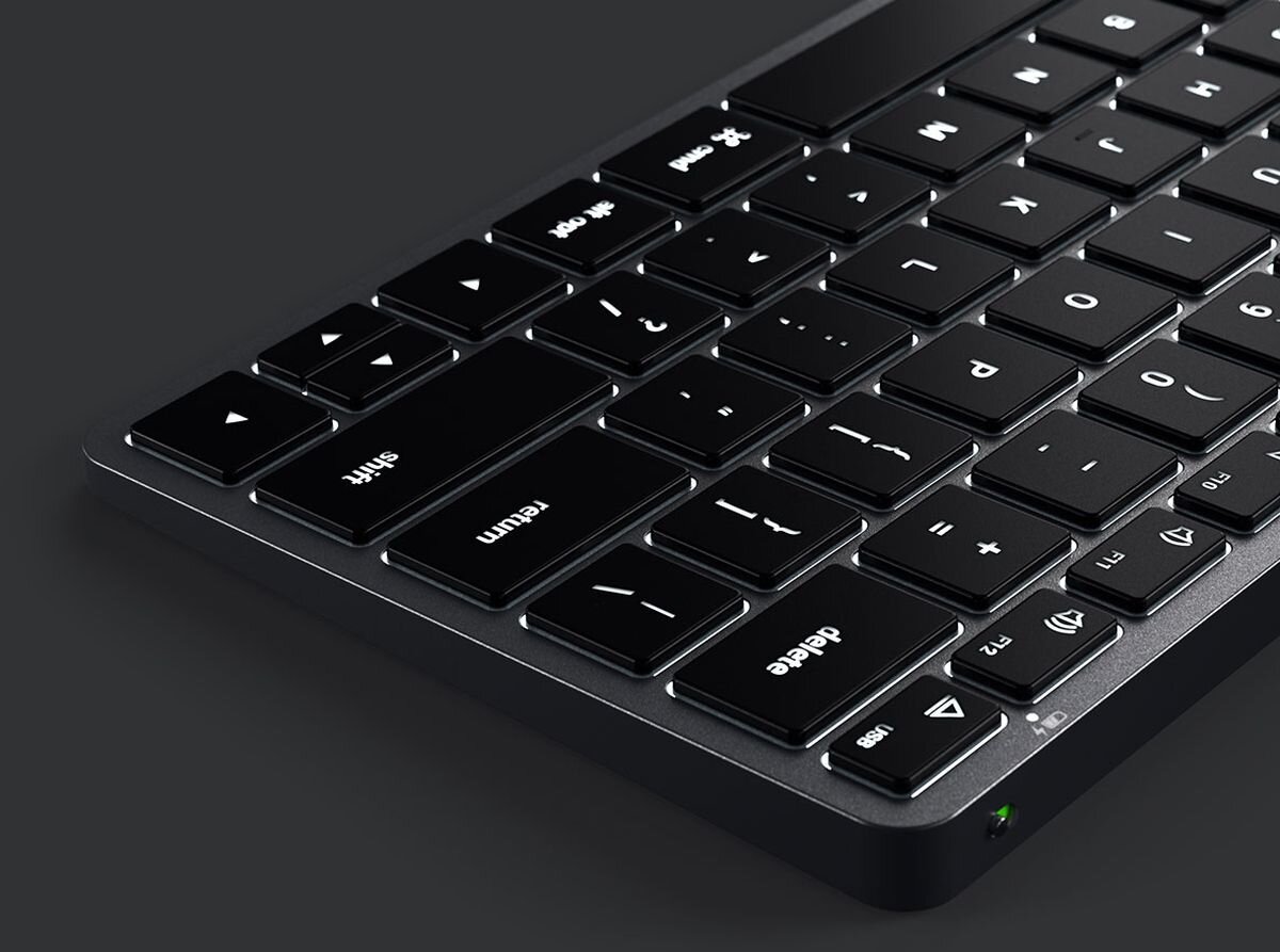 SATECHI Slim X1 Slim X1 podświetlane klawisze z regulacją jasności - zbliżenie na podświetlane przyciski