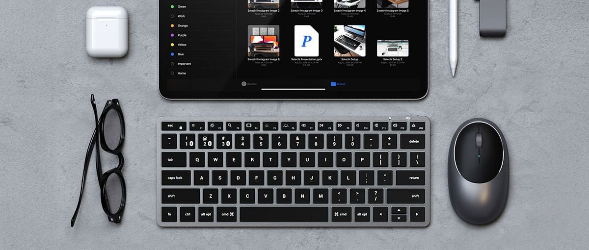 SATECHI Slim X1 pełny układ QWERTY klawisze funkcyjne system macOS szybki dostęp do sterowania multimediami skrótów systemowych - rzut na klawiaturę od góry, obok słuchawki i tablet