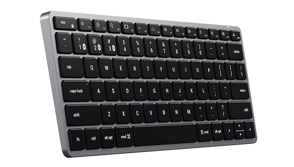 SATECHI Slim X1 Wbudowany akumulator portu USB-C trybie przewodowym - klawiatura w pionie na białym tle