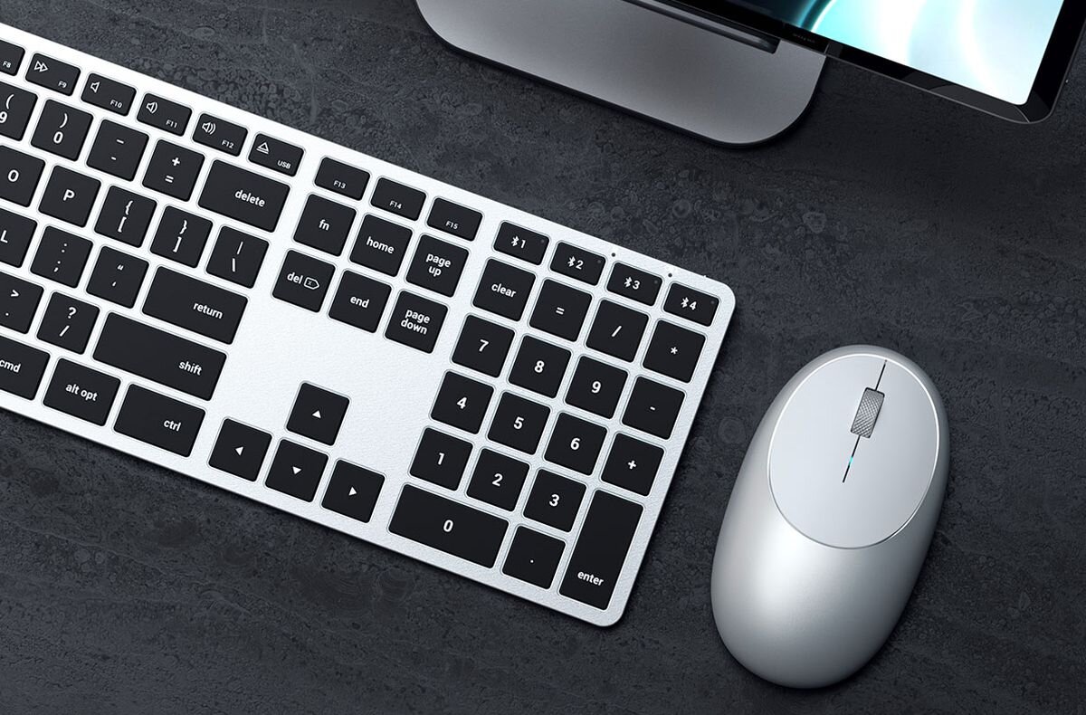 SATECHI Slim X3 - klawiatura od góry, obok mysz i monitor