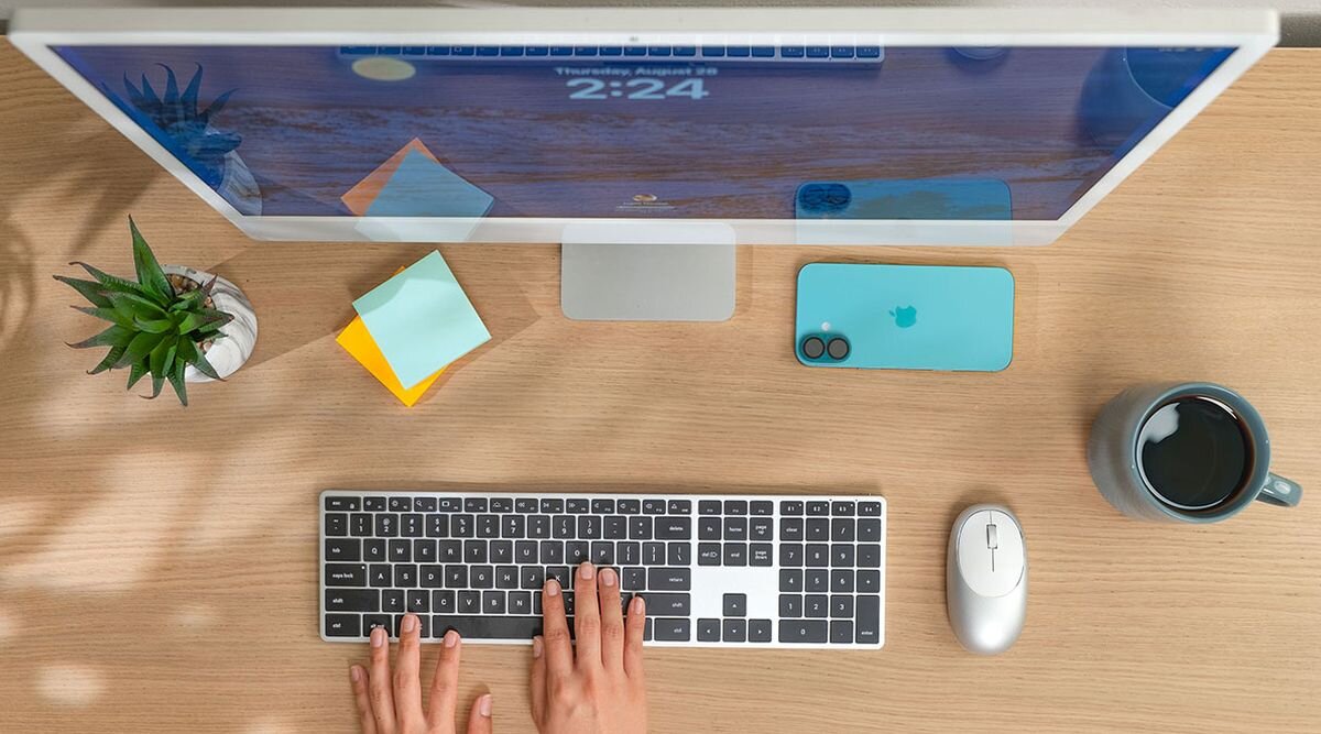 SATECHI Slim X3 technologia Bluetooth 5.0 jednoczesne sparowanie z kilkoma sprzętami - klawiatura na blacie, obok telefon i kawa